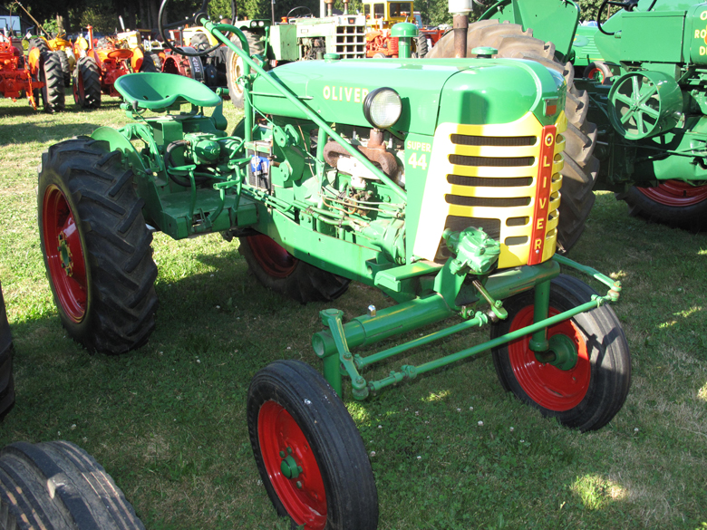 Oliver Super 44 tractor engine
